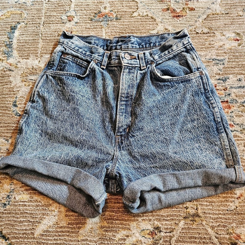 80s vintage Chic shorts. Tag says 12 but fits like 8. Waist is 13.25", rise 15"